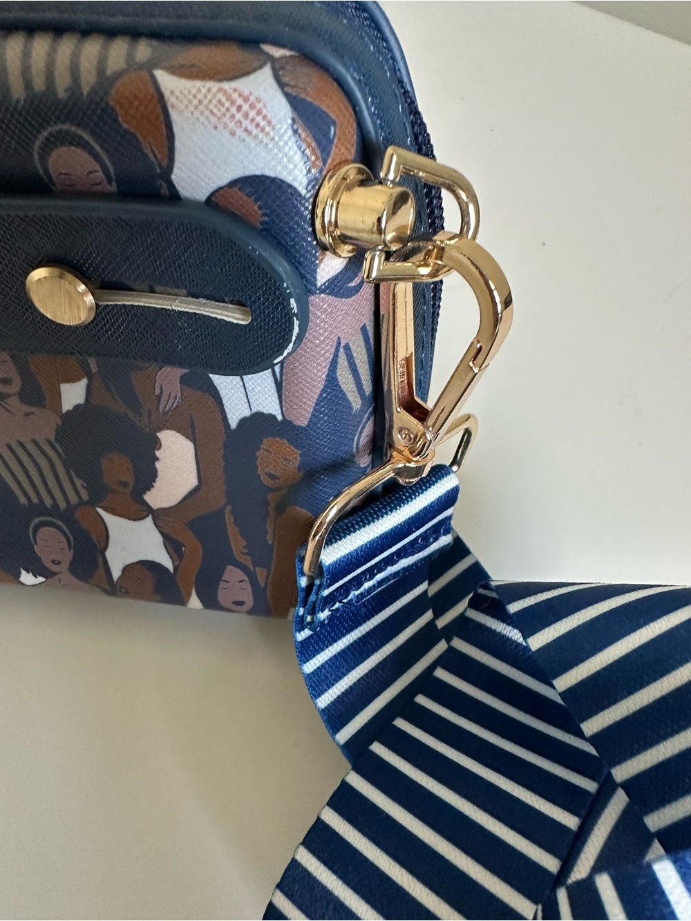 Izzy & Liv Crossbody Bag | Women Empowerment Print | Navy Blue | Gold Hardware - Picture 4 of 13